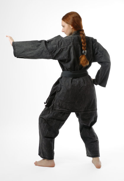 女孩光着脚摆战斗姿势，后视镜图片下载