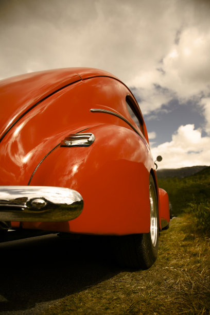 一辆福特V8的尾端，背景柔和图片下载