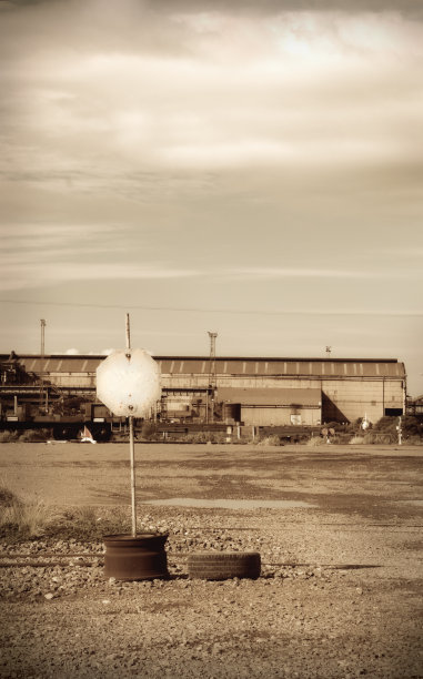 有褪色停止标志的工厂或仓库图片下载