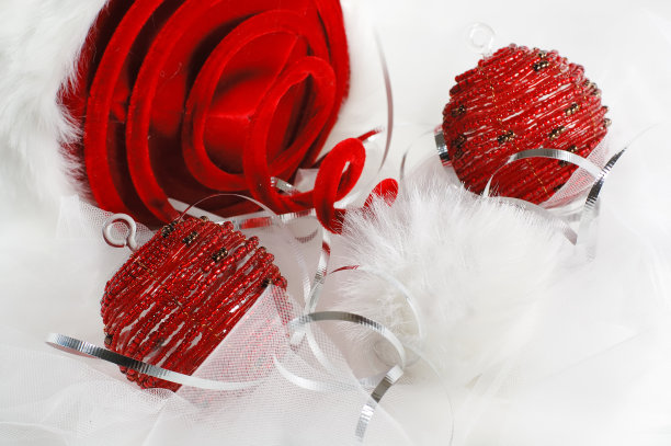 扇形红色的圣诞老人帽子上有圣诞装饰图片下载