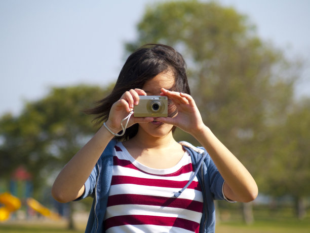 女孩在拍照图片下载