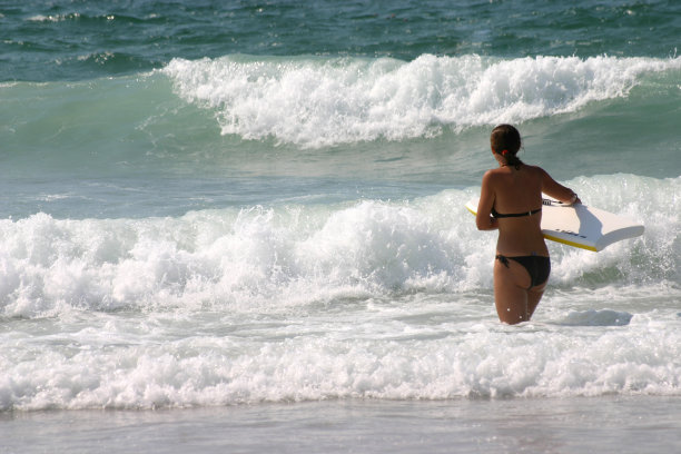 穿着比基尼的女孩图片下载