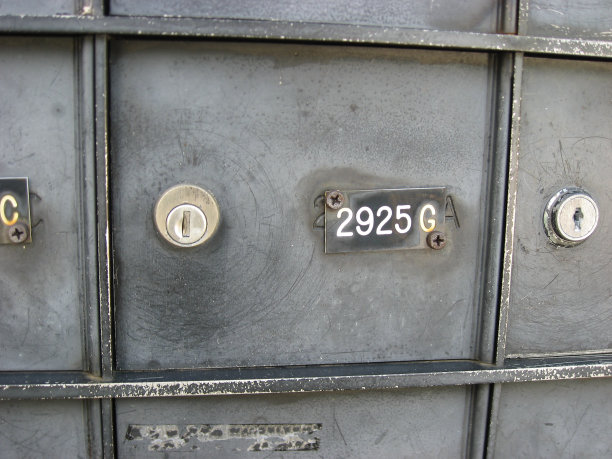 破旧的公寓信箱图片下载
