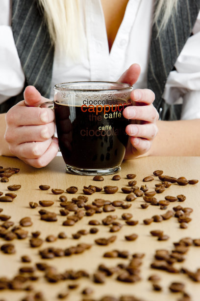 拿着一杯咖啡的女商人图片下载