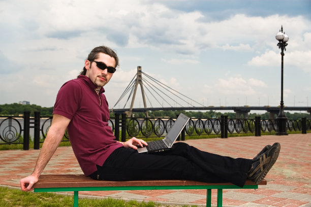 公园里拿着笔记本电脑的人图片下载