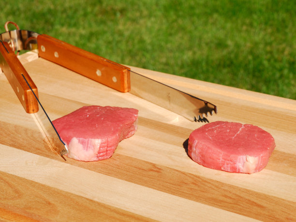夹紧的生牛排图片下载