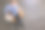 商人坐在室内，带着笔记本电脑微笑图片下载
