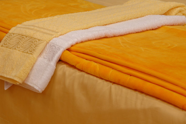 床上放毛巾图片下载