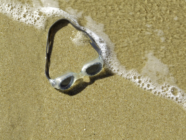 海滩上的护目镜图片下载