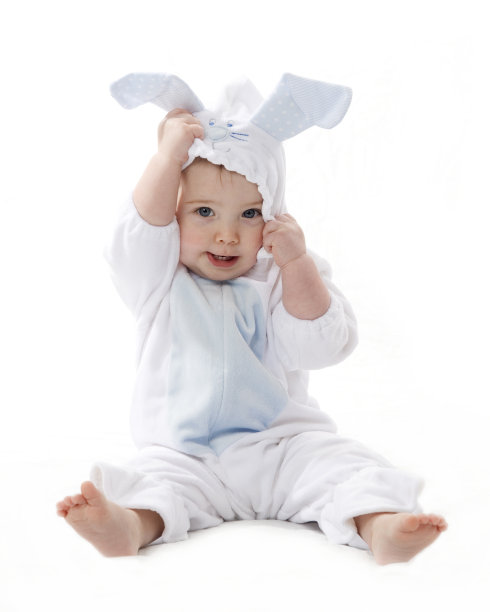 婴儿在复活节打扮成兔子图片下载
