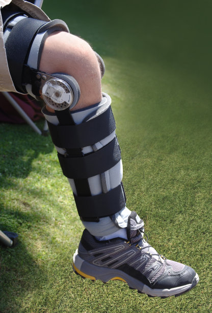 膝盖受伤的一条腿的特写图片下载