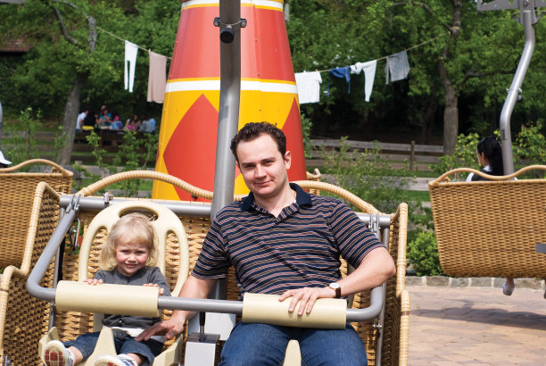 父亲和女儿在游乐场图片下载