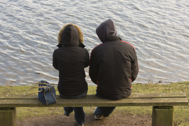 夫妇在板凳上图片下载