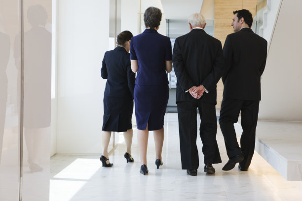 四名商人在走廊上开会。图片下载