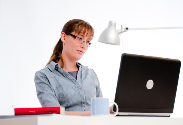 女人在网上一边工作一边喝咖啡图片下载