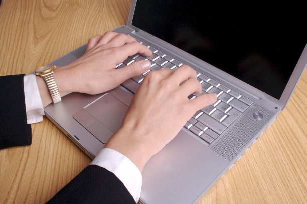 手和笔记本电脑图片下载