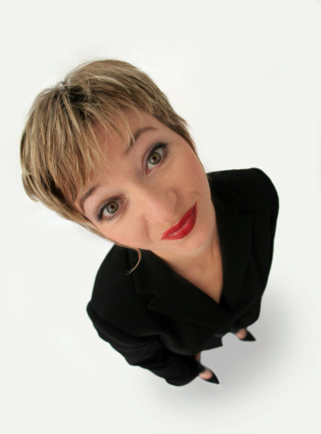 滑稽的女商人抬头看图片下载