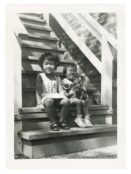 两个亚洲小孩坐在外面的楼梯上图片下载