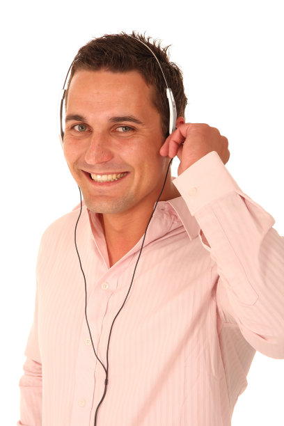 欣赏音乐的年轻人图片下载