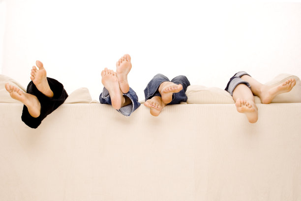 四双光脚挂在沙发背上图片下载