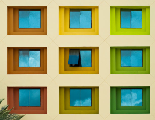 公寓大楼的彩色窗户图片下载