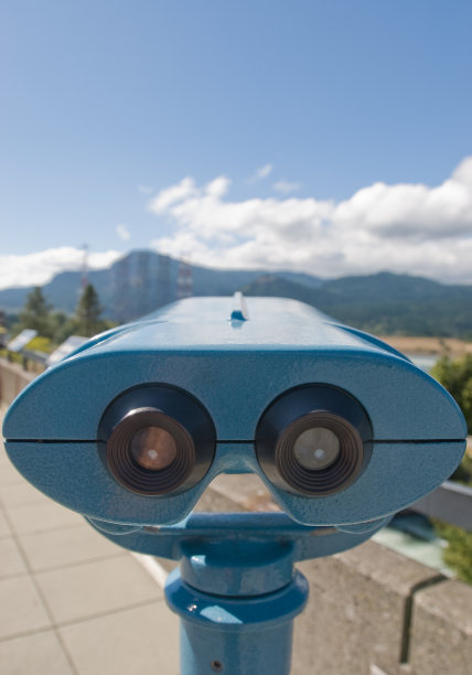 双筒望远镜为游客图片下载