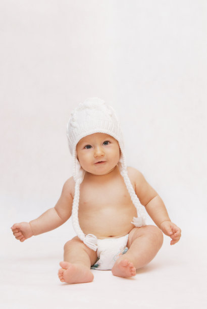 戴白帽的婴儿图片下载