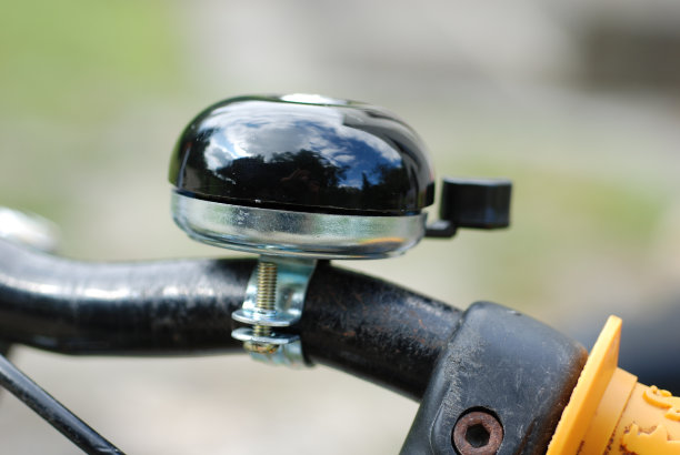 旧自行车上的新铃铛图片下载