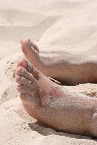 脚在沙滩上图片下载