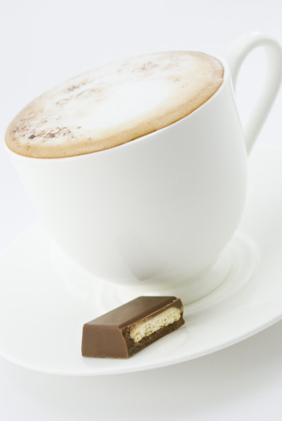白盘子里的咖啡和巧克力图片下载