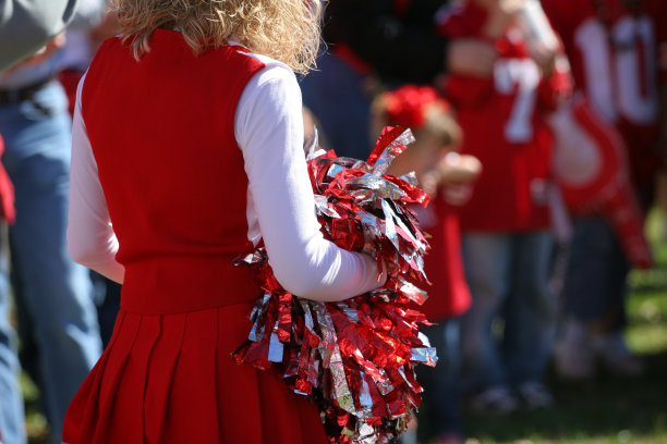 啦啦队长在为比赛做准备图片下载