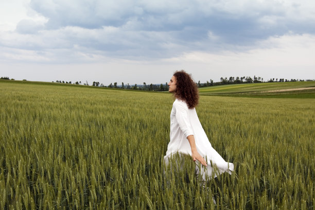 大步穿过荣耀的田野图片下载