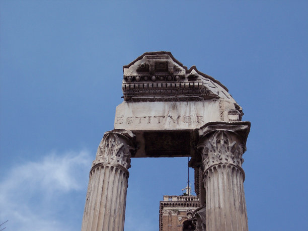 蓝天下的历史建筑俯视图图片下载