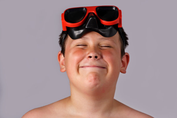 戴游泳眼镜的男孩图片下载