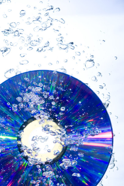 白色背景下的气泡特写镜头图片下载