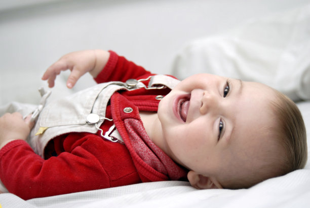 小女孩在床上微笑图片下载