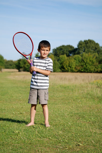 拿着网球拍的小男孩图片下载