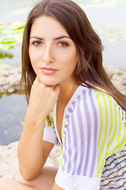 小河边那位漂亮的年轻女子的肖像图片下载