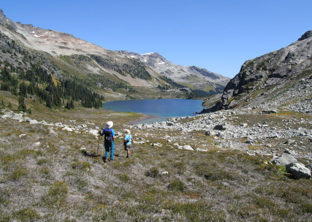 一对夫妇徒步前往高山湖图片下载