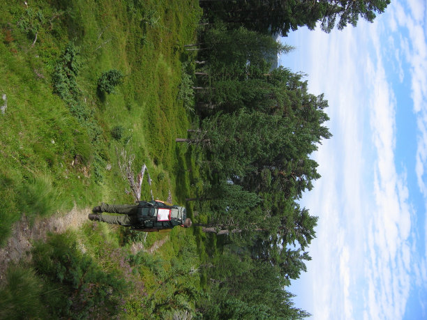 背包客在大自然中图片下载