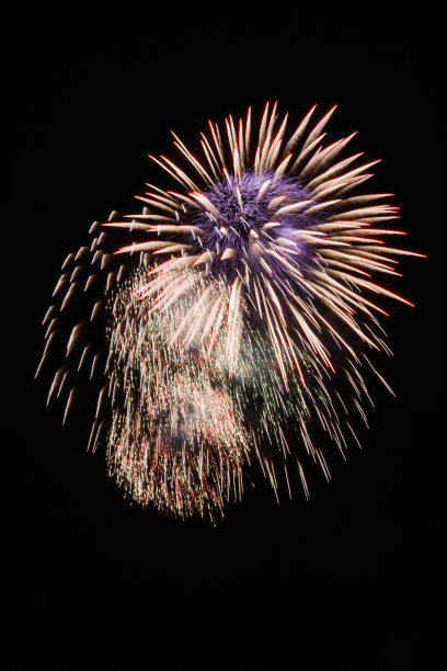 晚上放蓝色和黄色的烟火图片下载