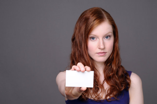 年轻女子拿着黑牌图片下载