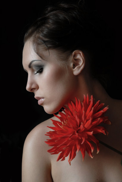 拿着花的女孩图片下载