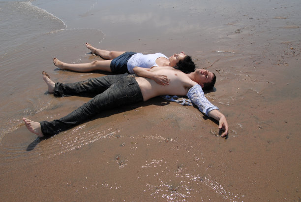 沙滩上的恋人图片下载