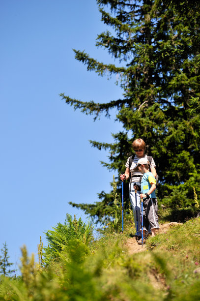 一个女人带着儿子在高山上漫步图片下载