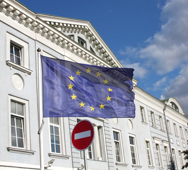 欧盟旗帜和“禁止进入”路标图片下载