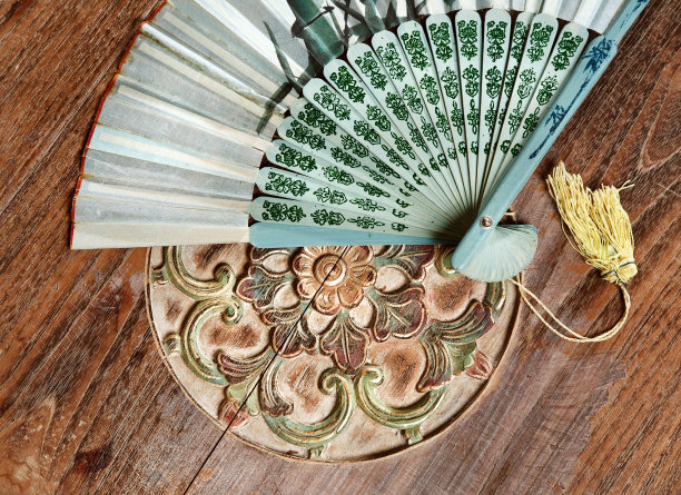 桌上的巴厘扇子是东方风格的素材图片