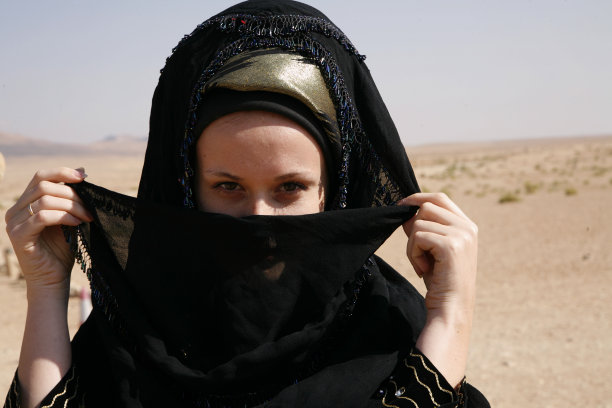 那个穿民族服装的女孩图片下载