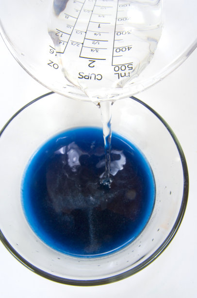 为复活节彩蛋混合蓝色染料图片下载
