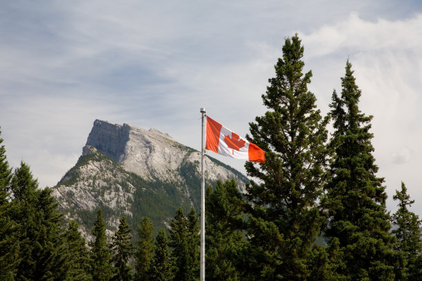 兰德尔山(落基山脉)前的加拿大国旗图片下载